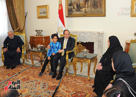 السيسي يستقبل أسرة الشهيد المقدم أحمد صلاح الدين مالك (8)