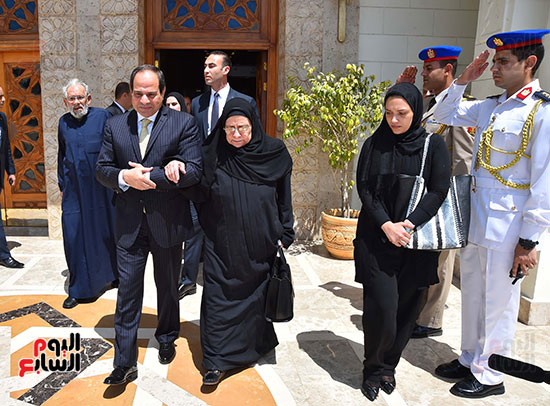 السيسي يستقبل أسرة الشهيد المقدم أحمد صلاح الدين مالك (15)