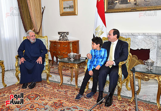 السيسي يستقبل أسرة الشهيد المقدم أحمد صلاح الدين مالك (6)
