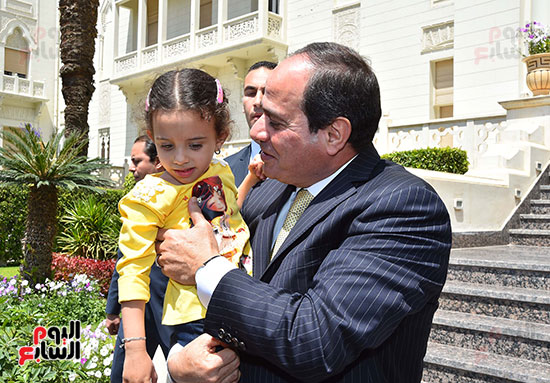 السيسي يستقبل أسرة الشهيد المقدم أحمد صلاح الدين مالك (18)