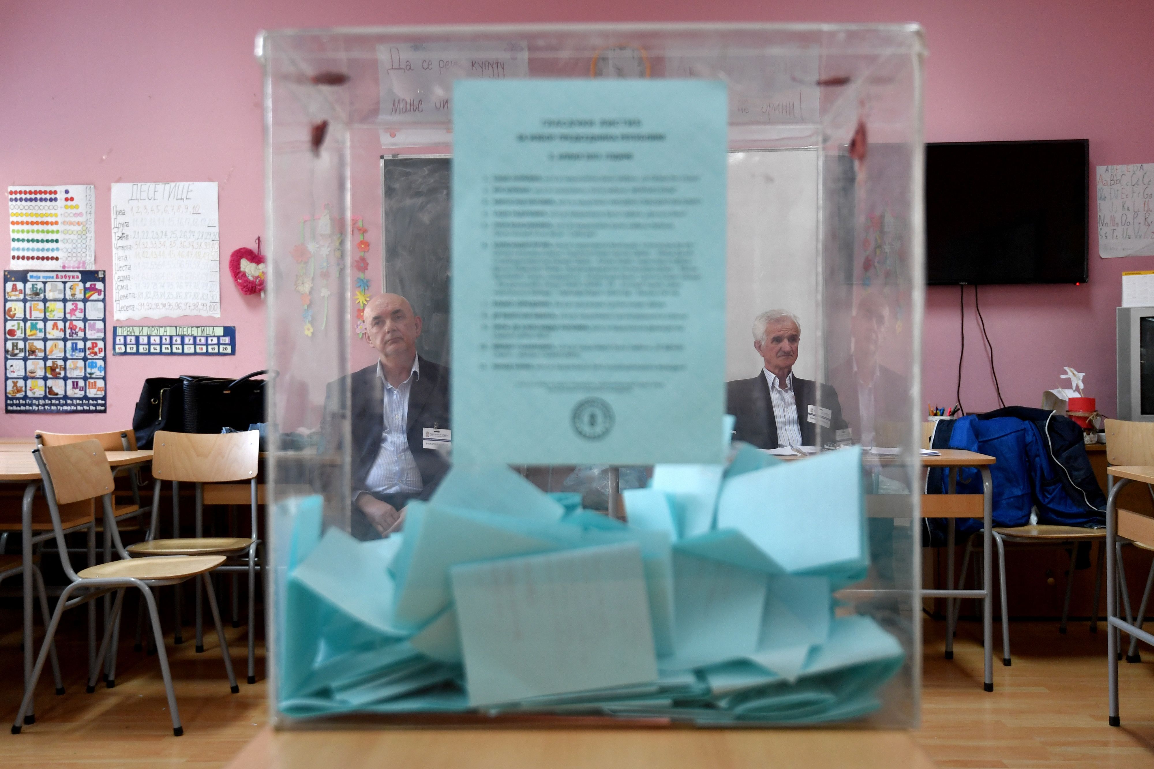 صندوق اقتراع خلال الانتخابات فى صربيا