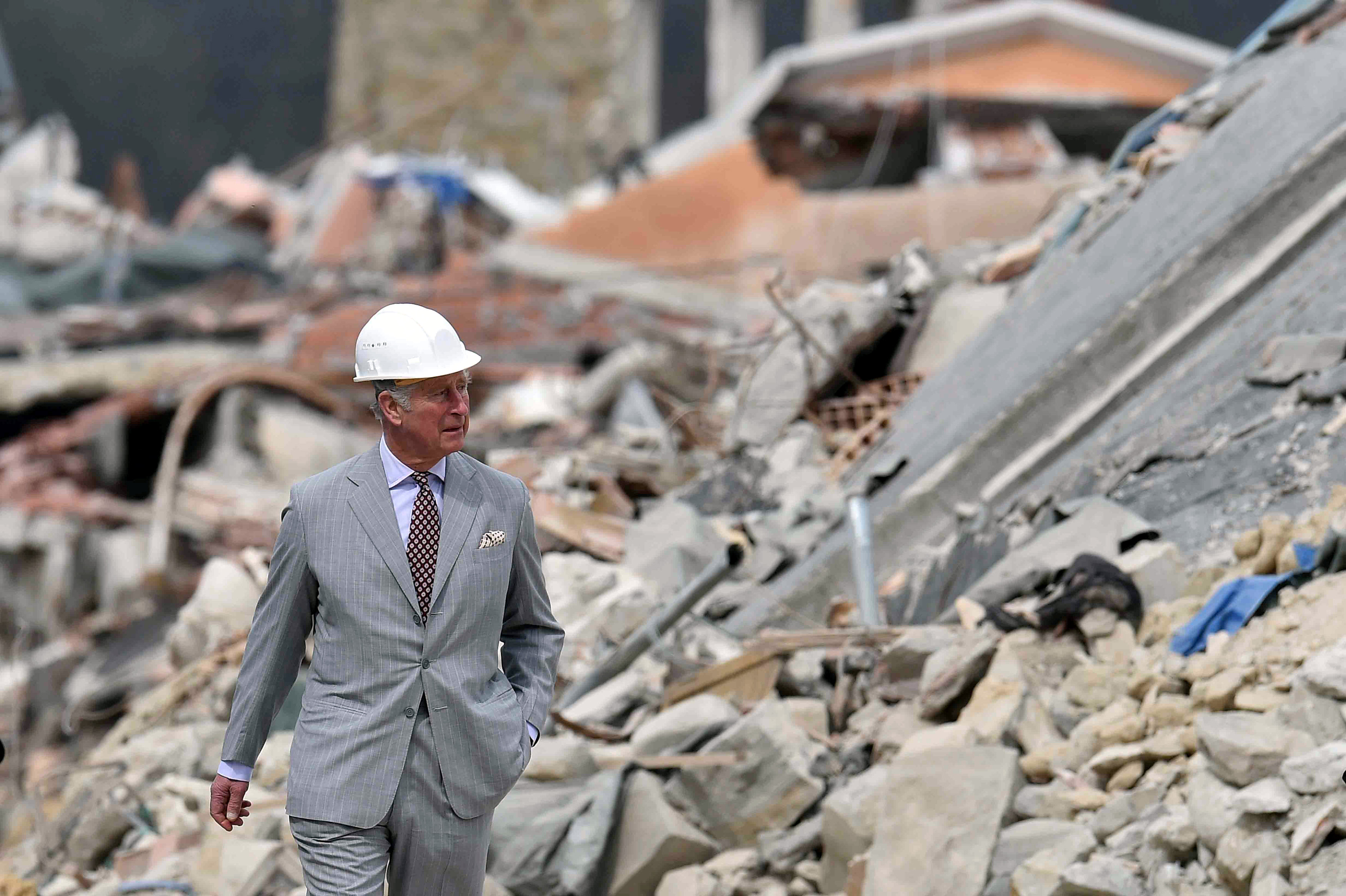 الأمير تشارلز فى زيارة إلى مناطق إيطالية تعرضت لزلزال