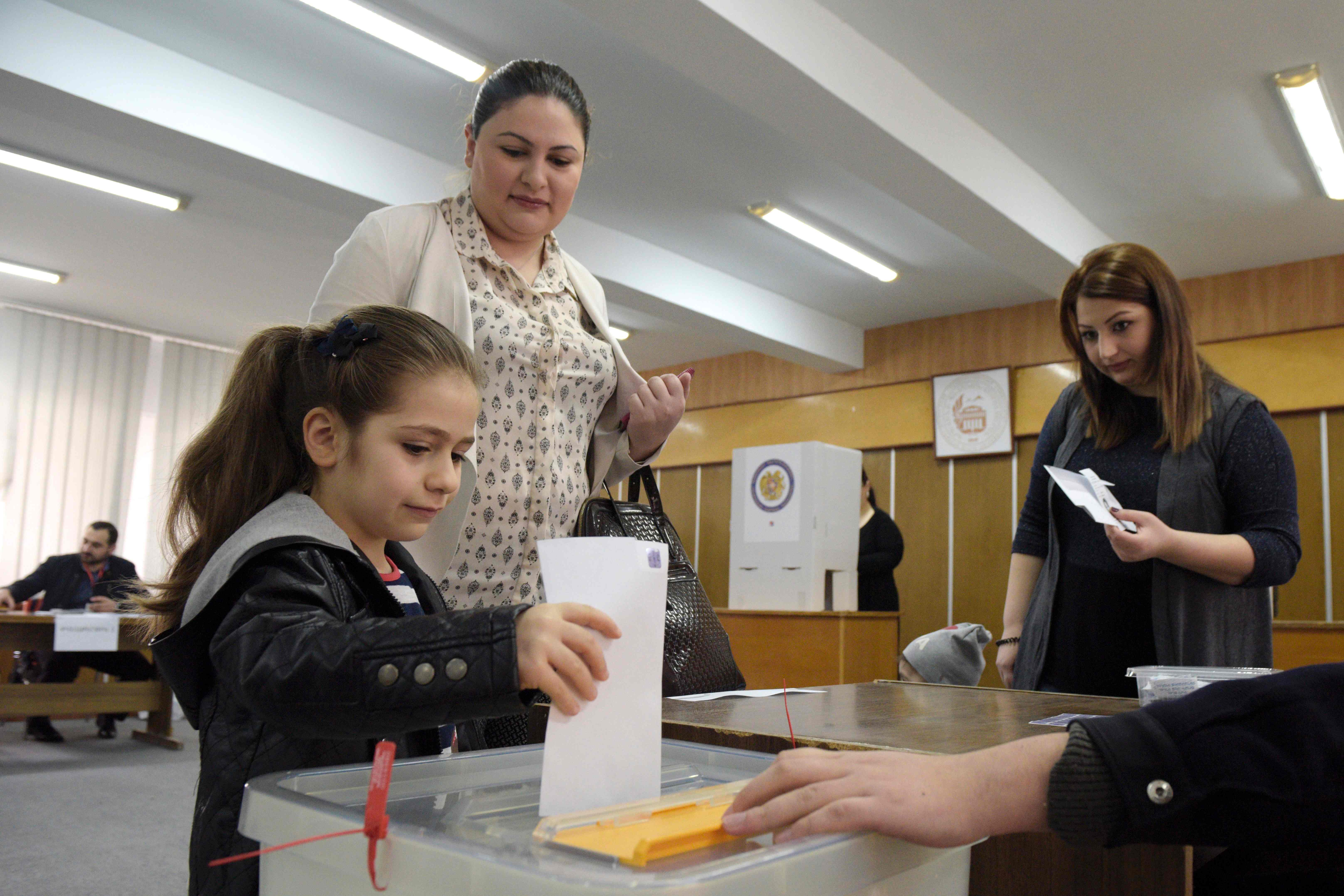 فتاة تجرى اقتراعا في مركز الاقتراع بيريفان