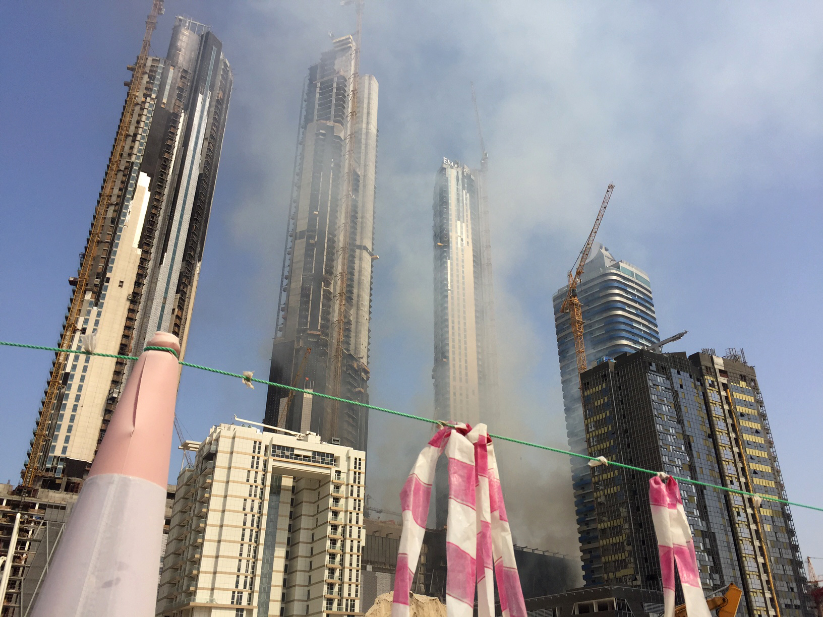 الدخان يتصاعد من برج دبى