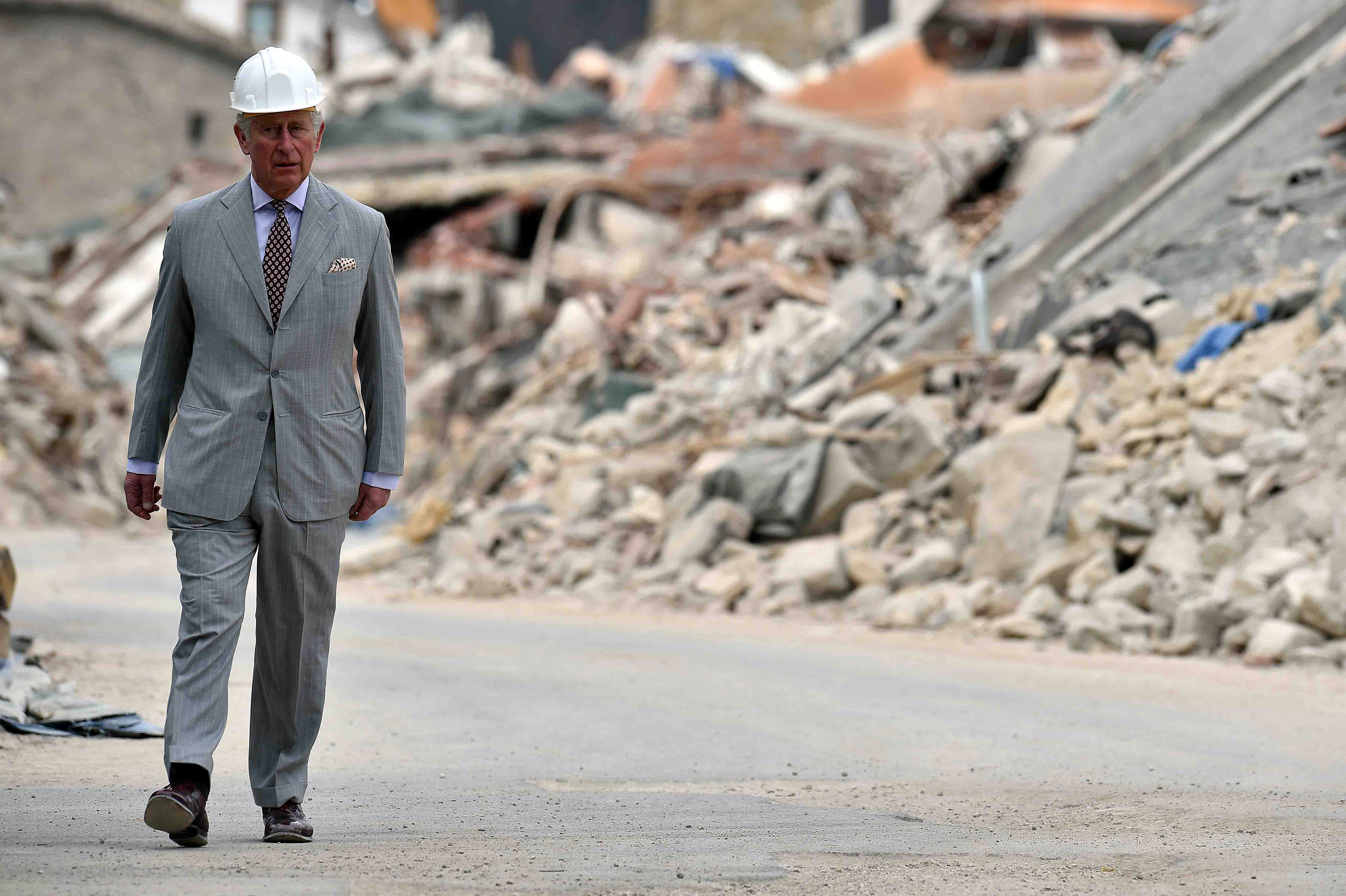 وصول الأمير تشارلز إلى مناطق إيطالية تعرضت لزلزال قتل 300 شخص