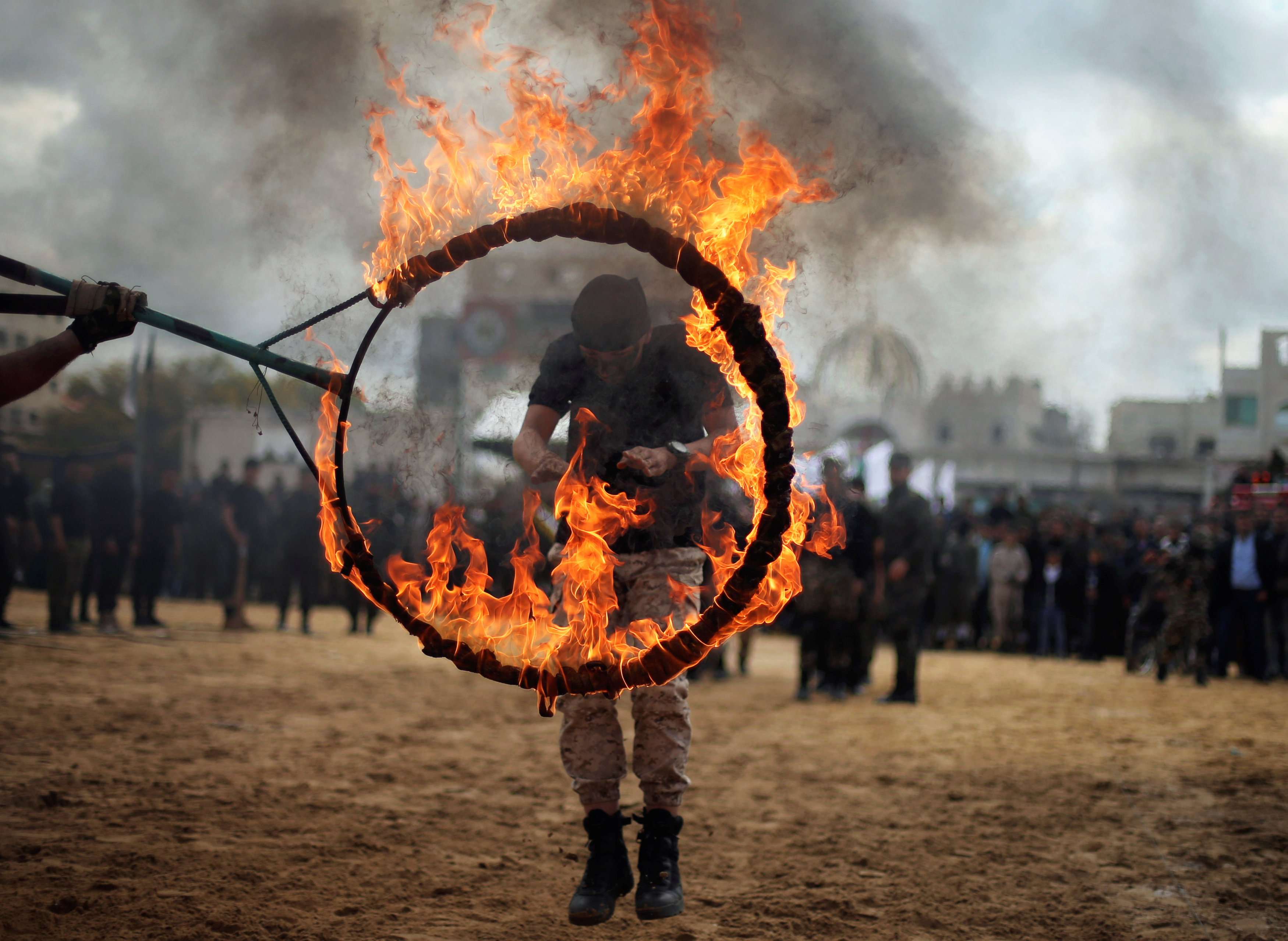 طفل يققز داخل دائرة من النيران  - رويترز
