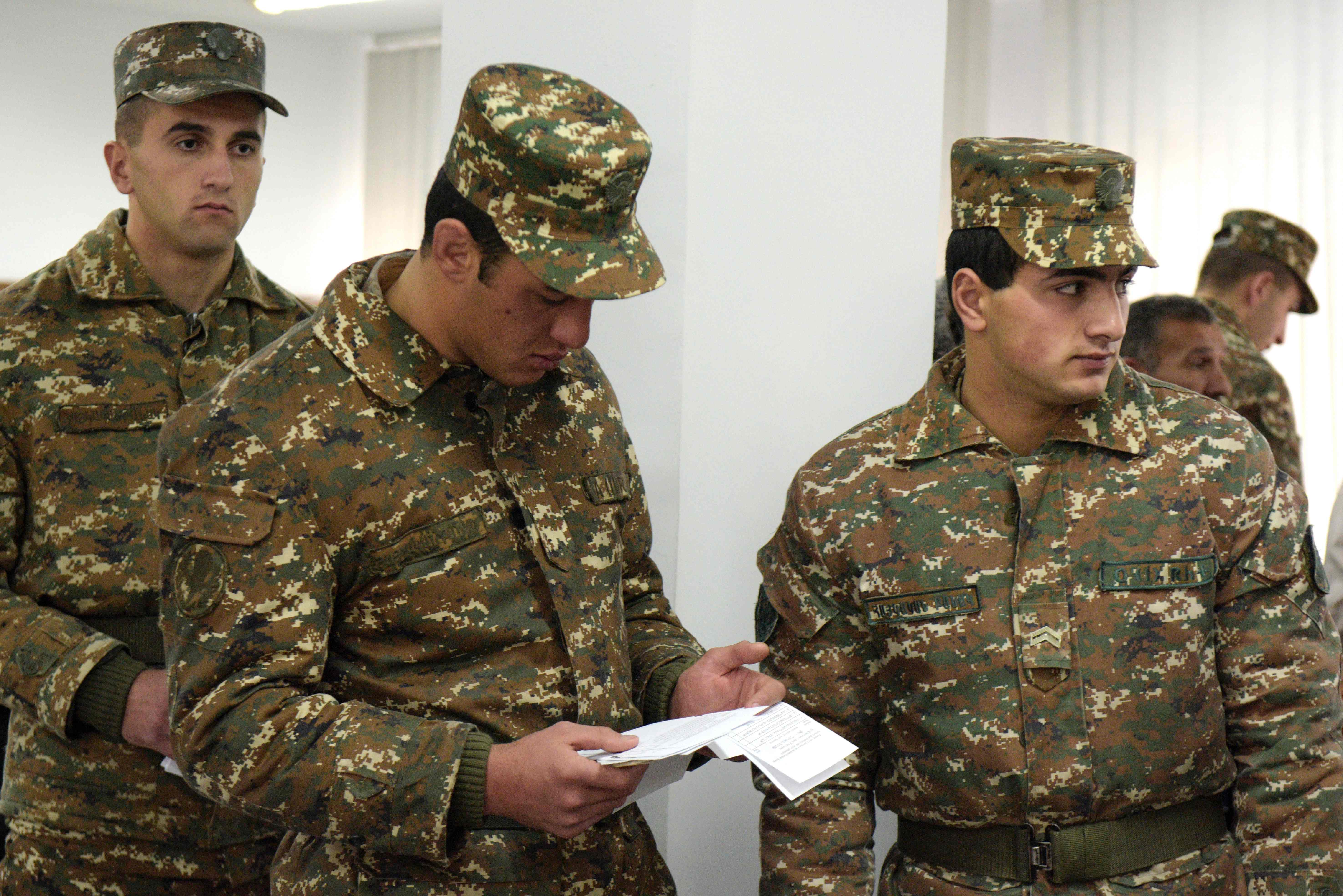 الجنود الأرمن ينتظرون التصويت فى مركز الاقتراع بيريفان