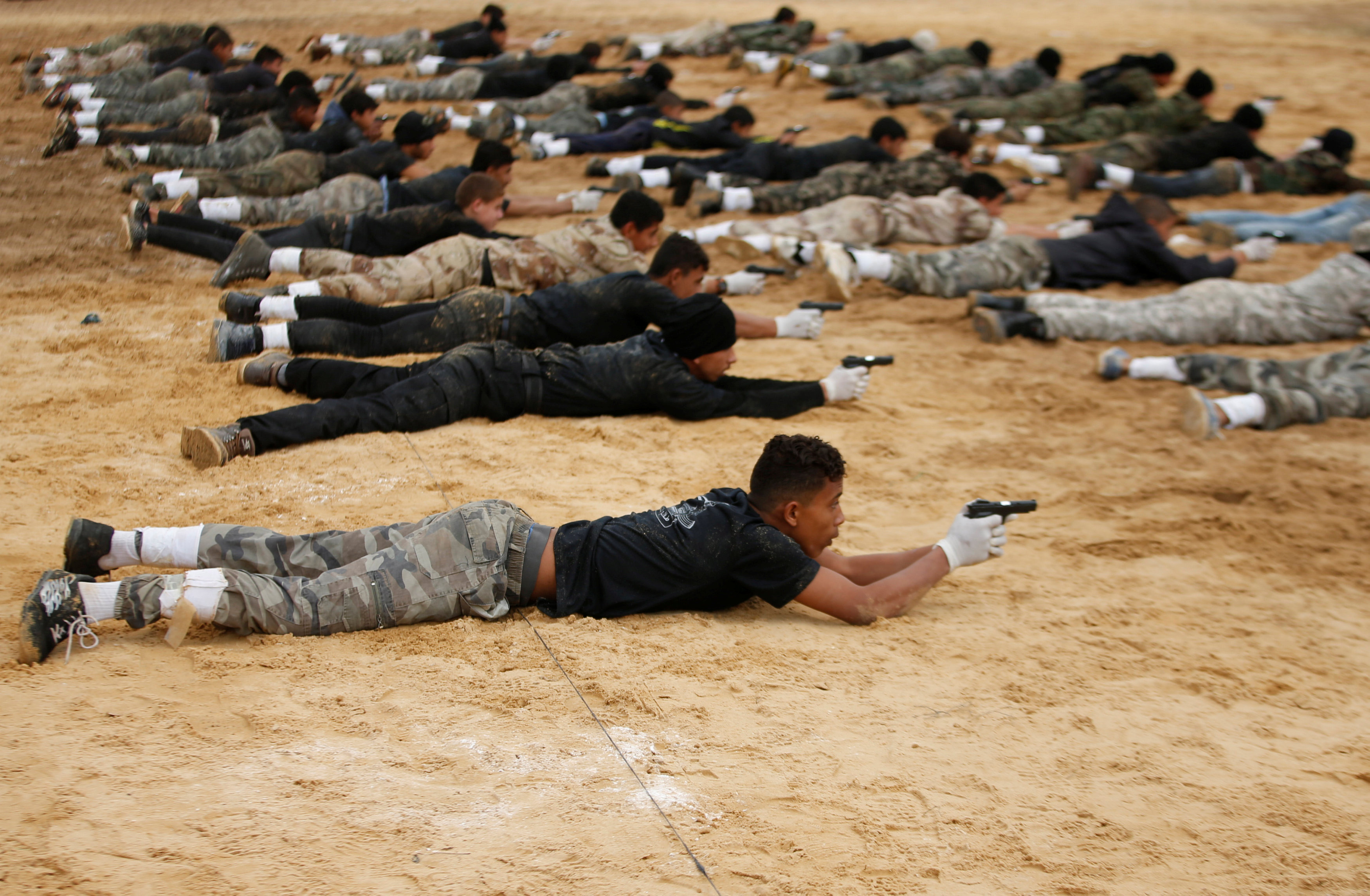 حماس تستغل الأطفال فى تدريبات عسكرية  - رويترز