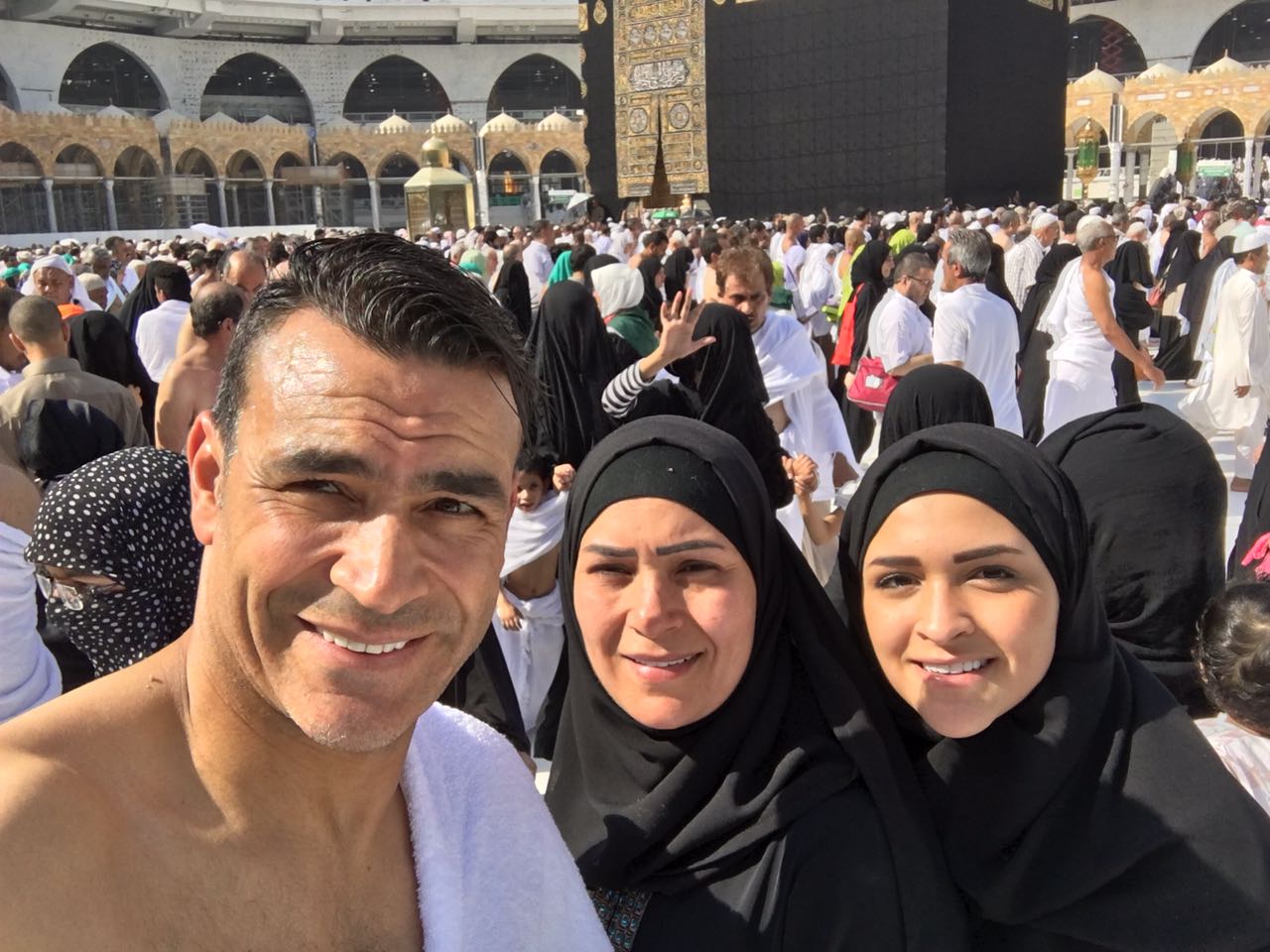 الحضرى مع زوجته و إبنته خلال أداء العمرة