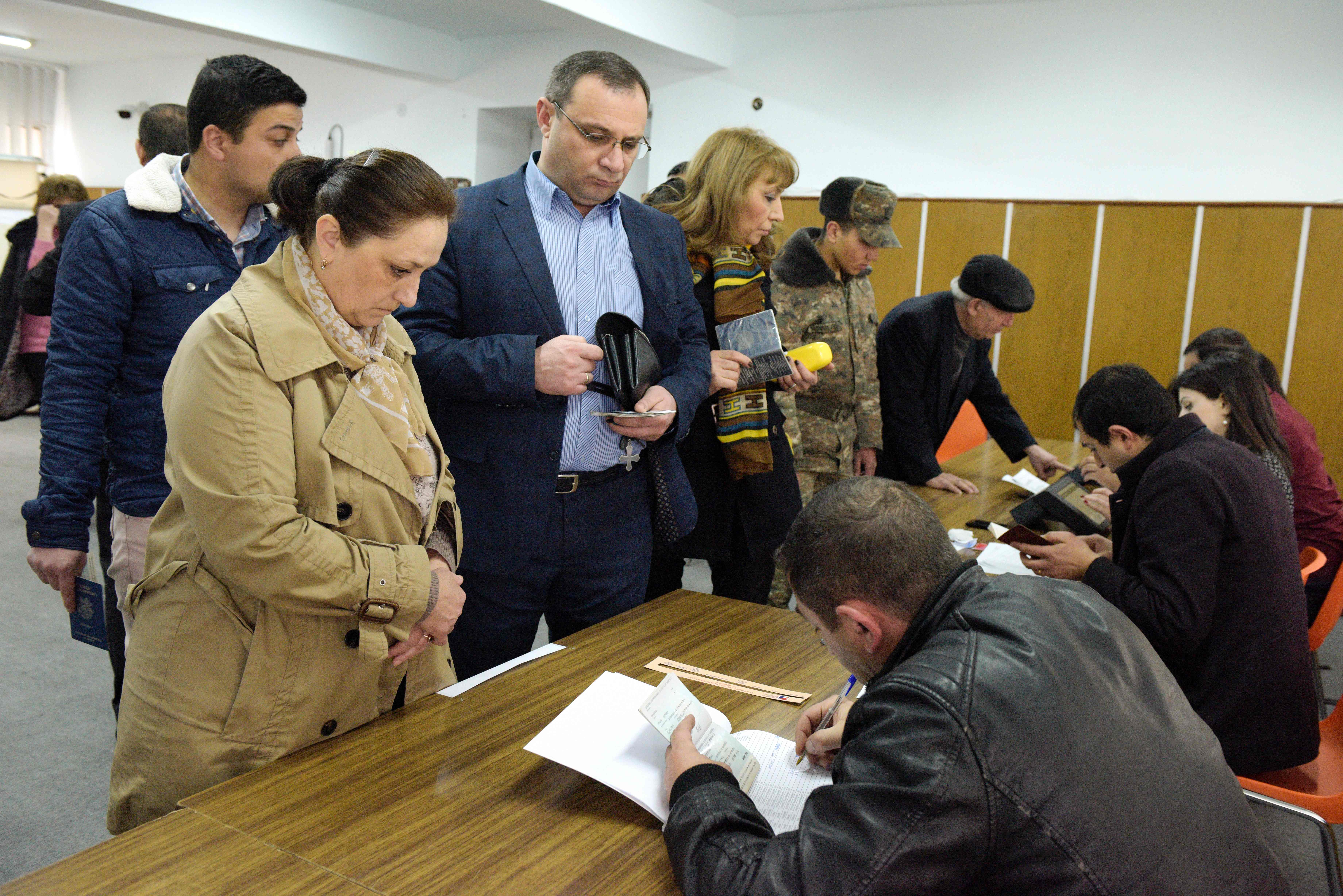 الأرمن يصوتون فى مراكز الاقتراع