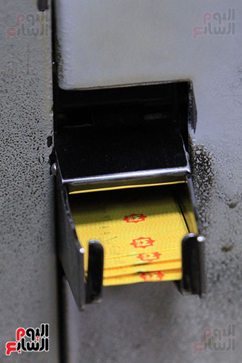  التذاكر خلال خروجها من الماكينات