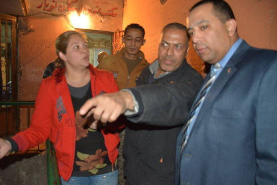 الزميل أحمد عبد الهادى بكير يستمع لشكوى مواطن  بخصوص مكتب تموين شبرا الخيمة