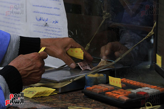  الصراف يبيع التذكرة لأحد الركاب 