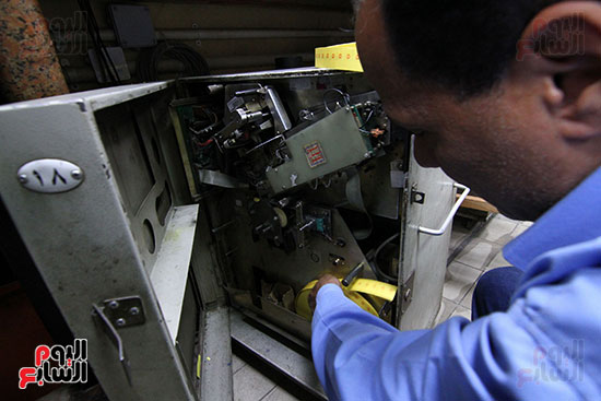 خلال وضع "الرول"فى الماكينة لتقطيعها وطباعة السعر عليها آليا