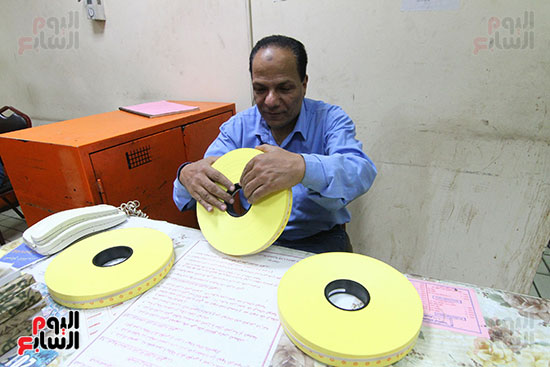  الصراف يجهز "رول" التذاكر لتقطيعها بالماكينة وطباعة السعر عليها 