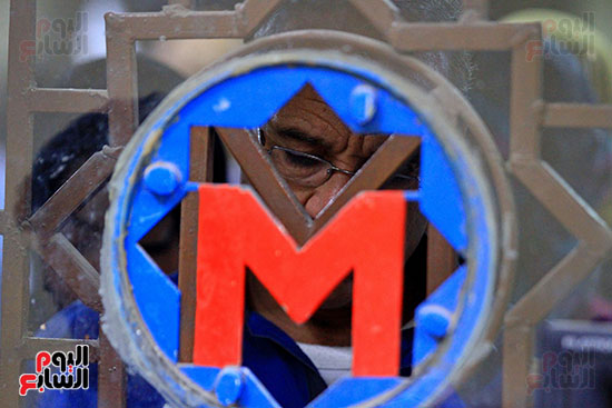  راكب يشترى تذكرة