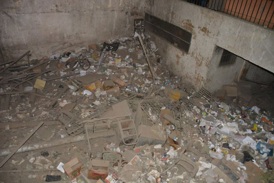 القمامة داخل صالة مكتب تموين شبرا الخيمة