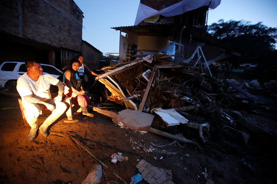مواطنون فى كولومبيا يجلسون فى الشارع بعد تحطم منزلهم