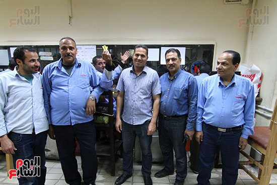  صورة تذكارية لصرافى التذاكر ومحرر اليوم السابع بعد استعراض رحلة التذكرة