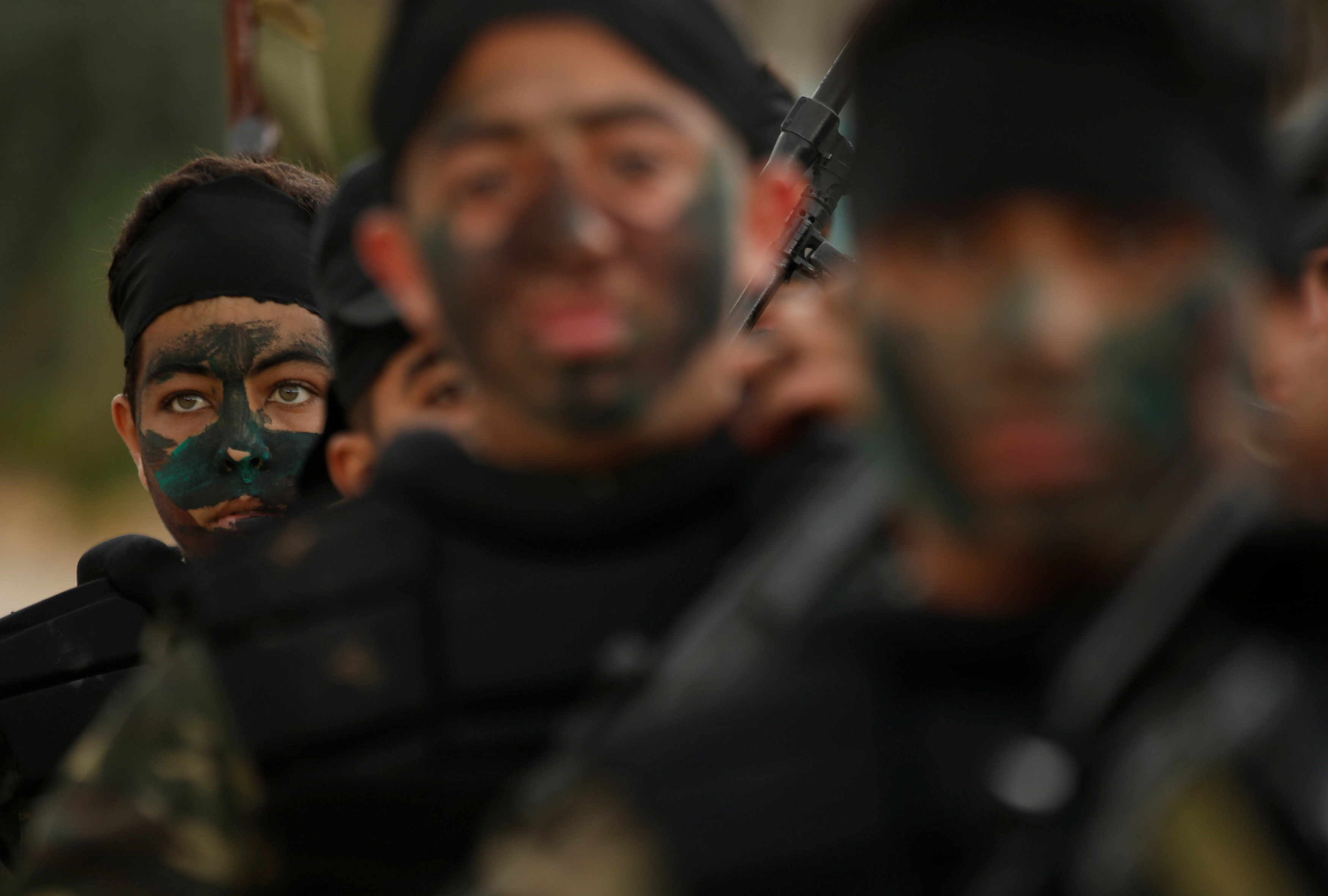 أطفال فلسطينين خلال تدريبات حماس العسكرية  - رويترز