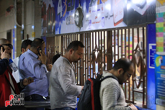  أمام شباك التذاكر