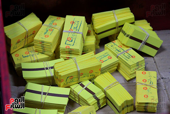  التذاكر بعد تقطيعها من "الرول" وجاهزة للبيع