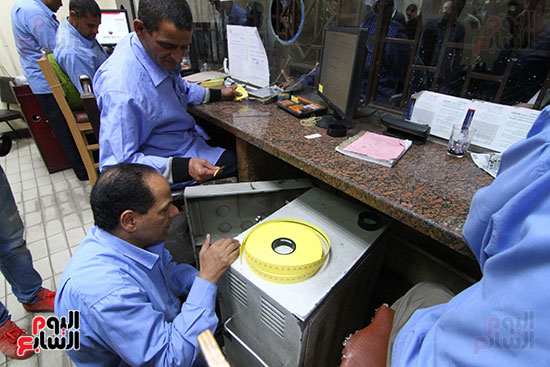  الماكينة مبرمجة لتقطيع "رول" التذاكر لإحجام ثابتة وطباعة سعر موحد