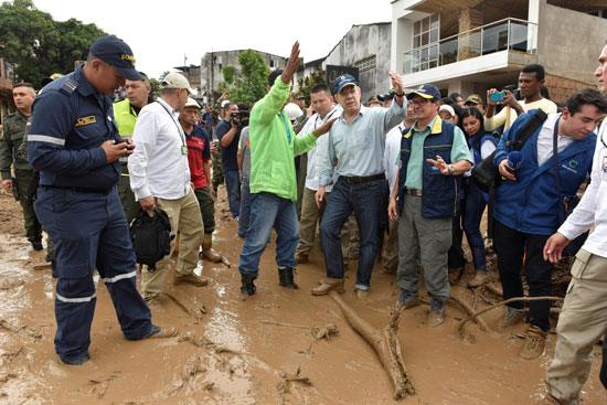 الرئيس الكولومبى يقف وسط المواطنين فى الوحل