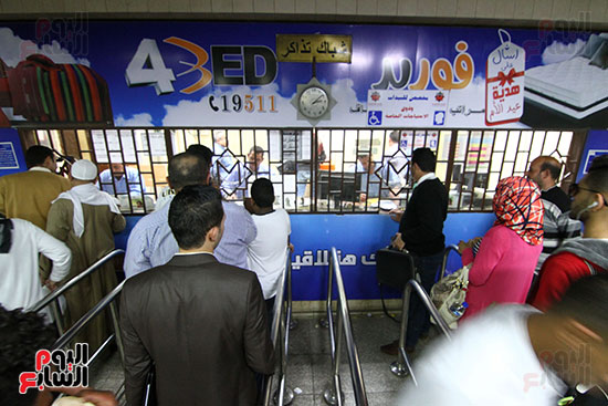  الركاب أمام شباك التذاكر