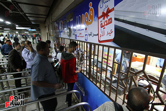  أمام شباك التذاكر