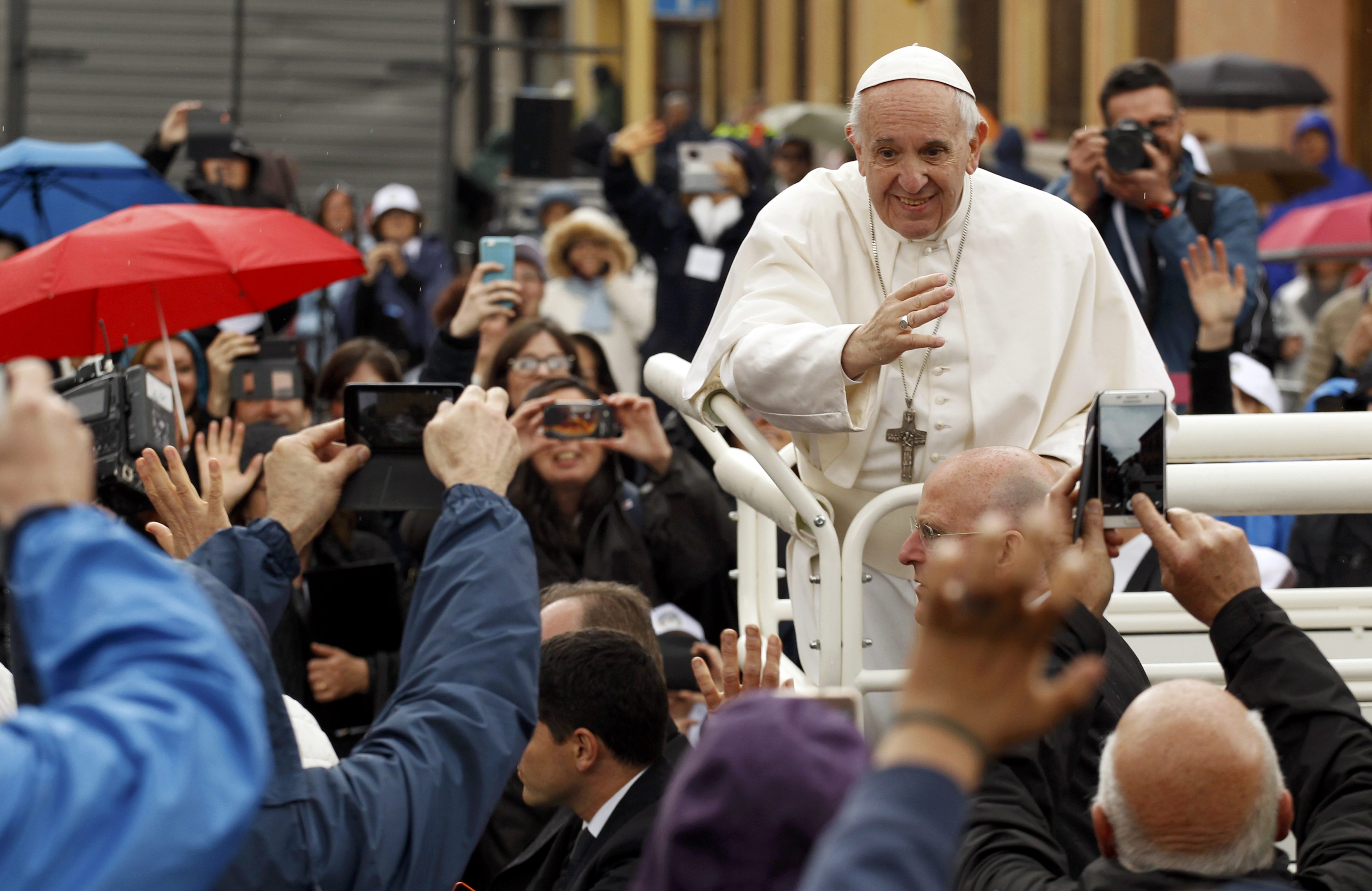 المواطنون يرحبون ببابا الفاتيكان