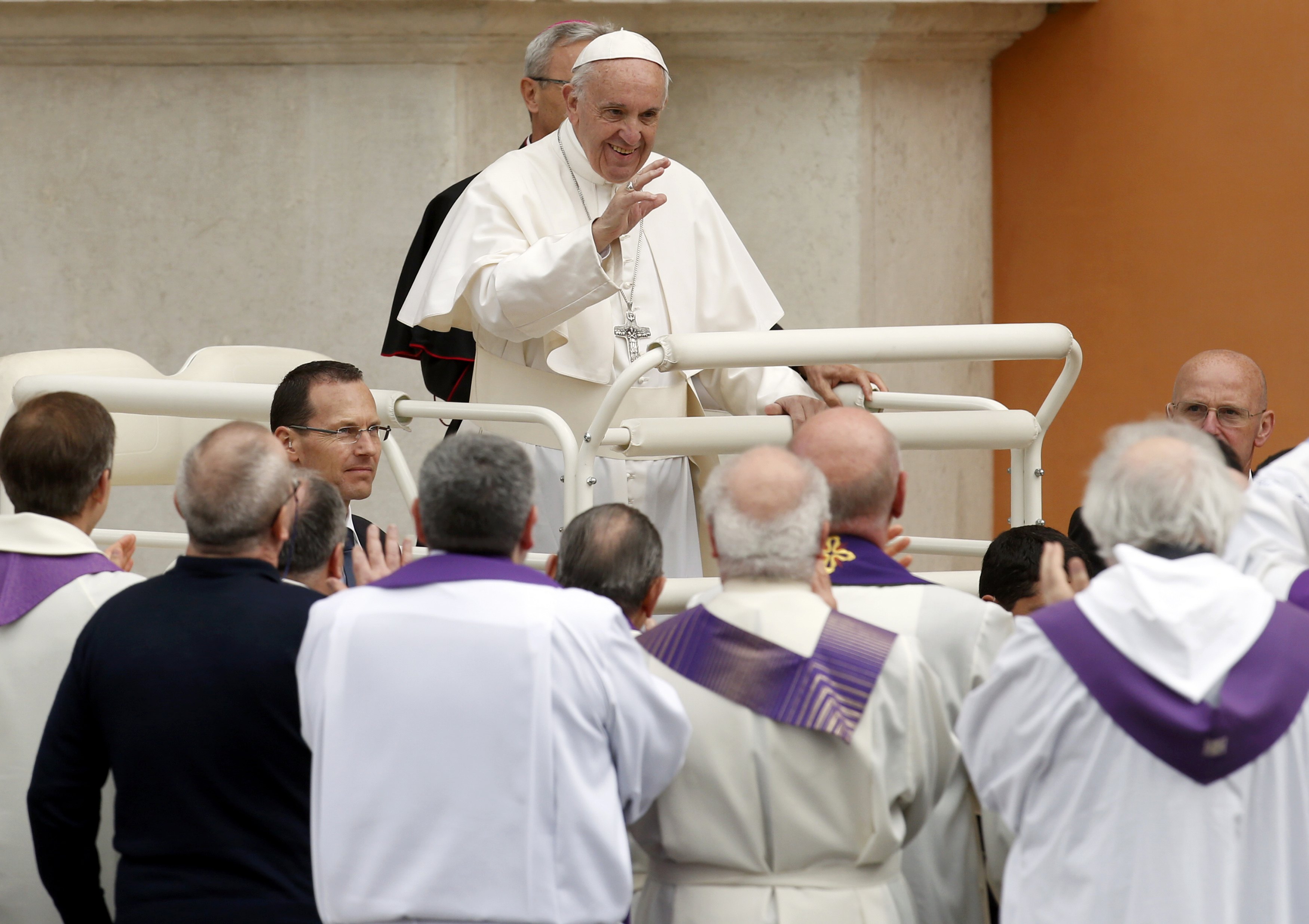 البابا فرانسيس  يتحدث إلى جمهوره