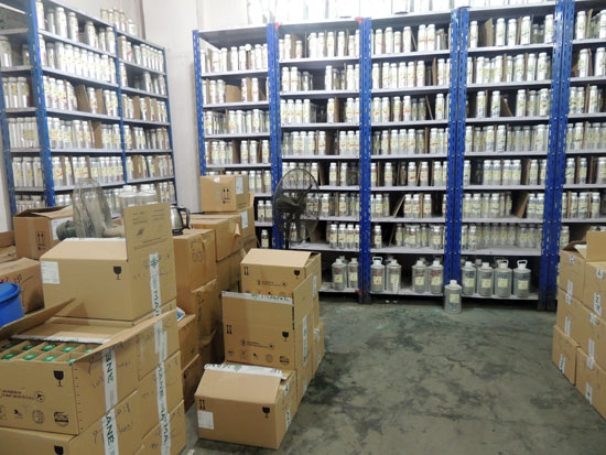شرطة التموين تضبط 490 ألف زجاجة عطور مقلدة لأشهر الماركات العالمية بالموسكى (2)