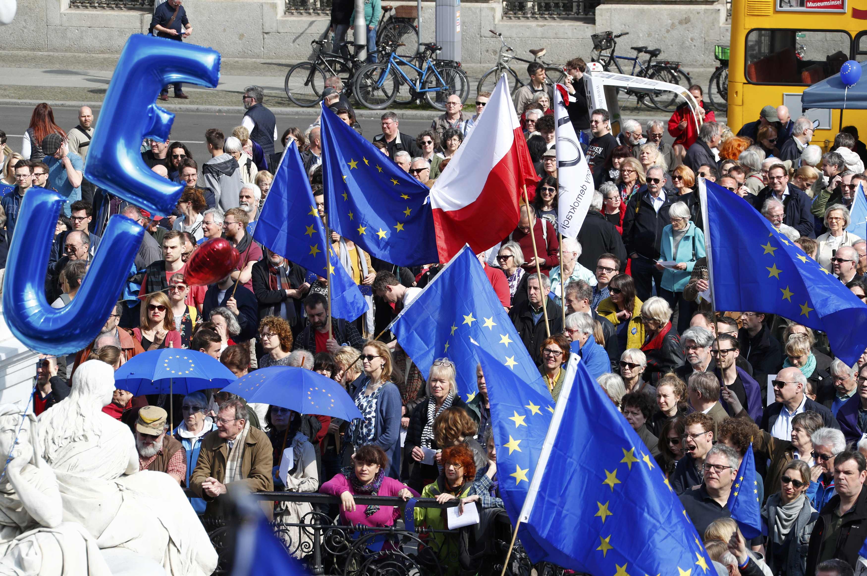 متظاهرون يرفعون علم الاتحاد الأوروبى