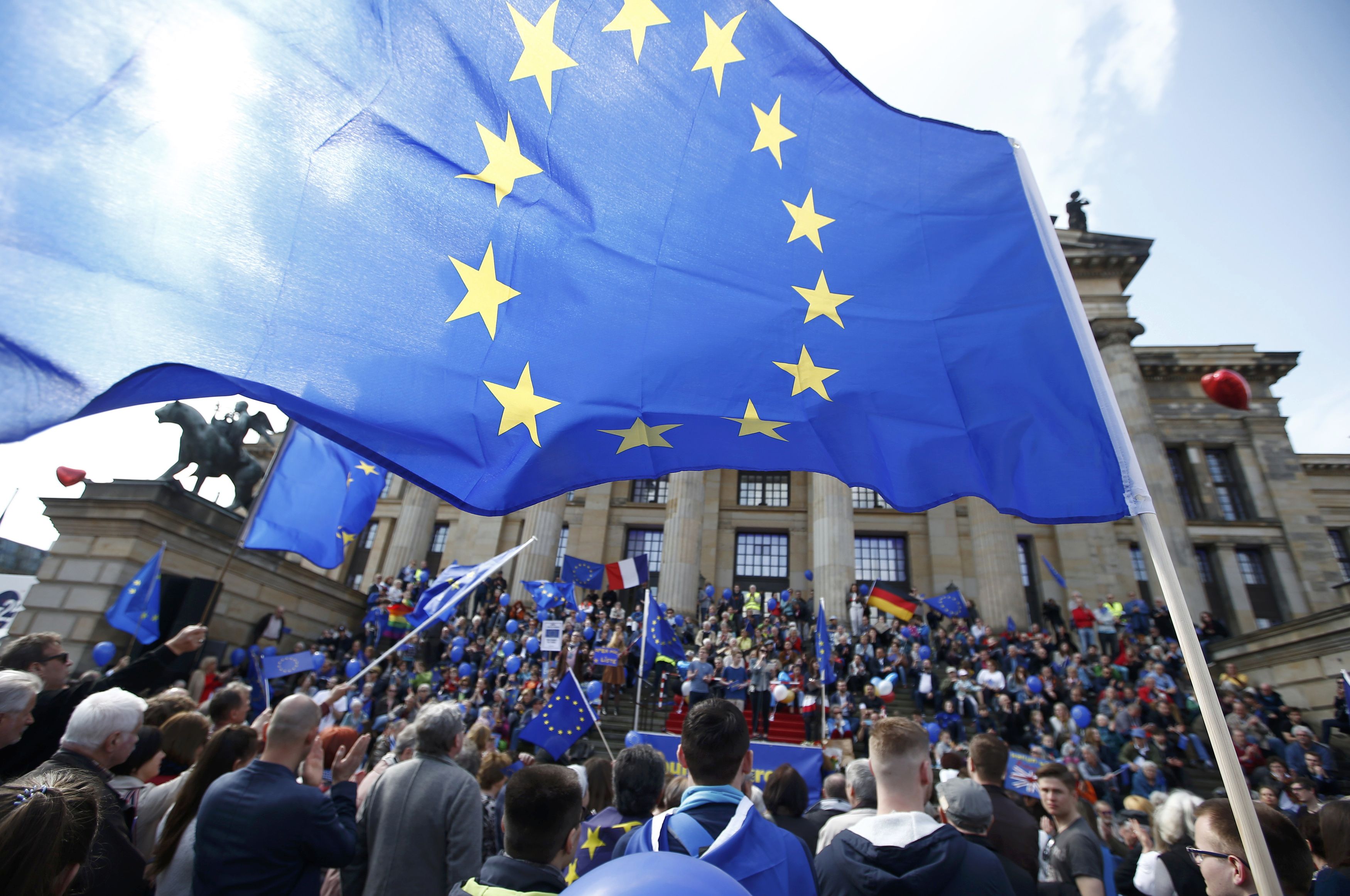 علم الاتحاد الأوروبى وسط المتظاهرين