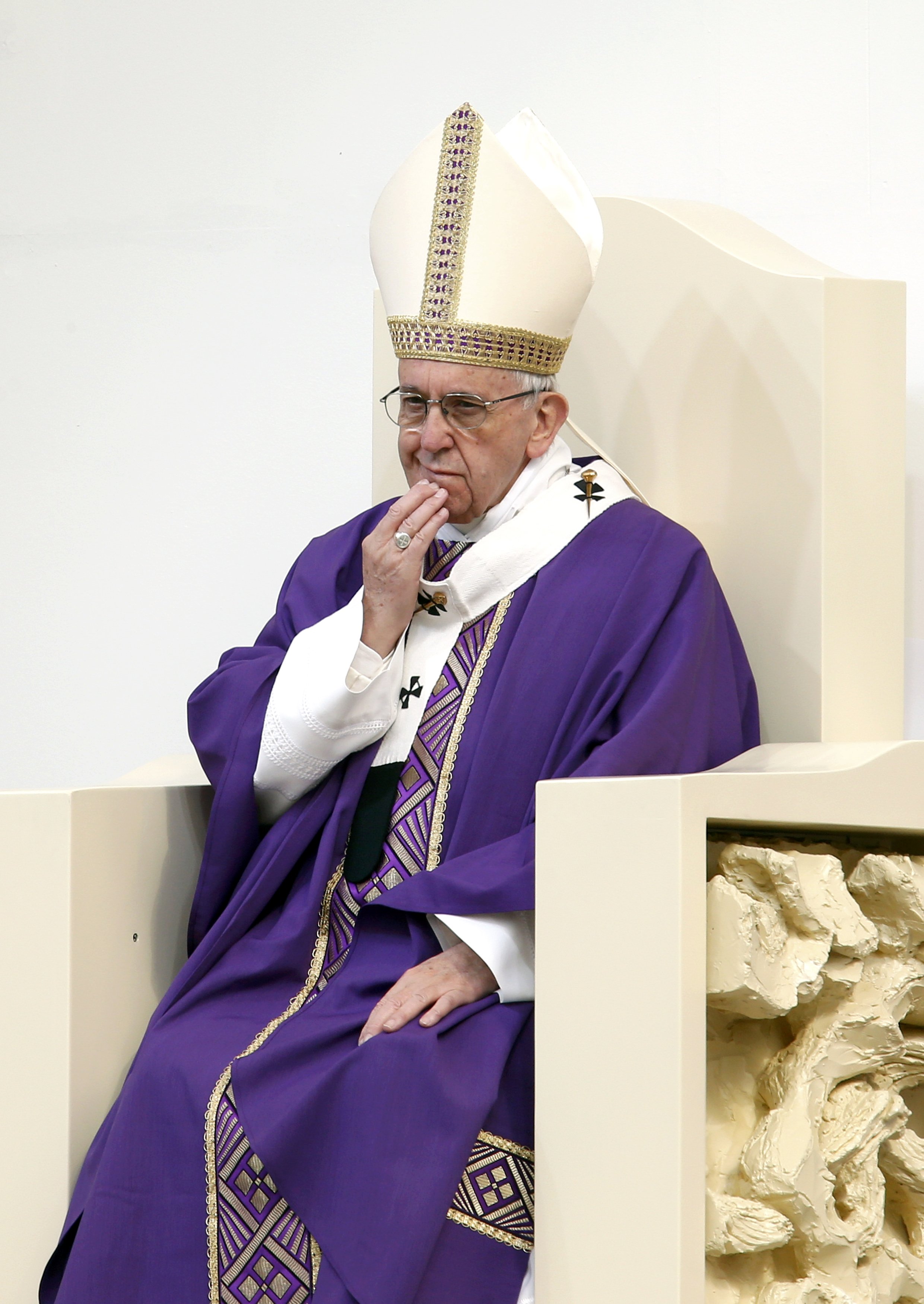 البابا فرانسيس يقود القداس المقدس فى كاربى