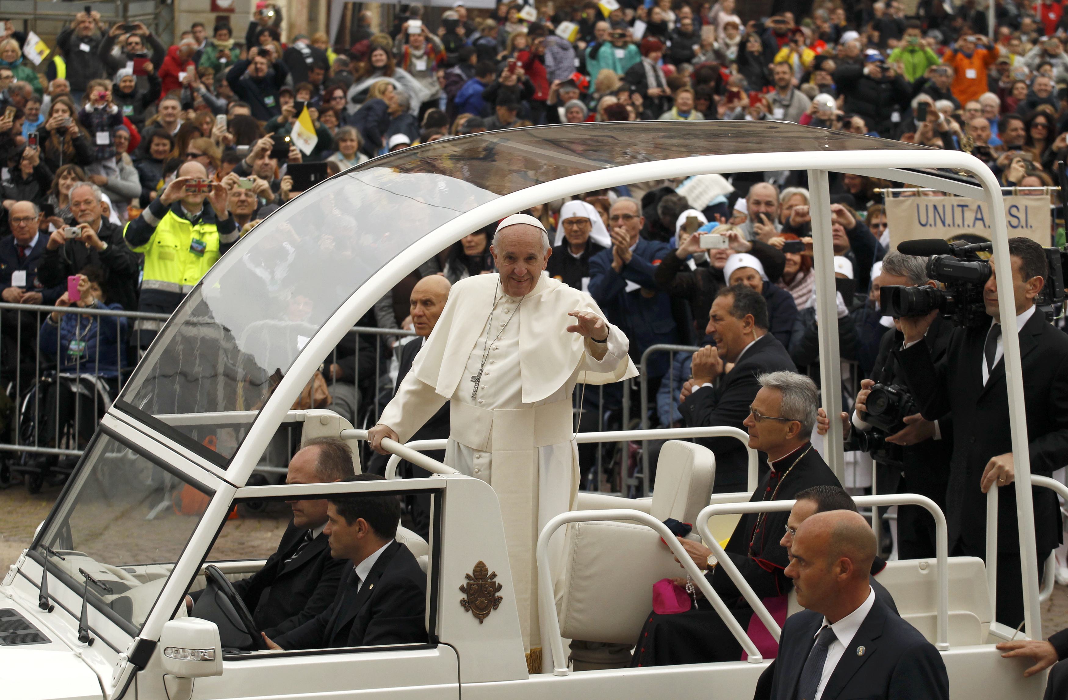 بابا الفاتيكان يستقل سيارة وسط الجمهور