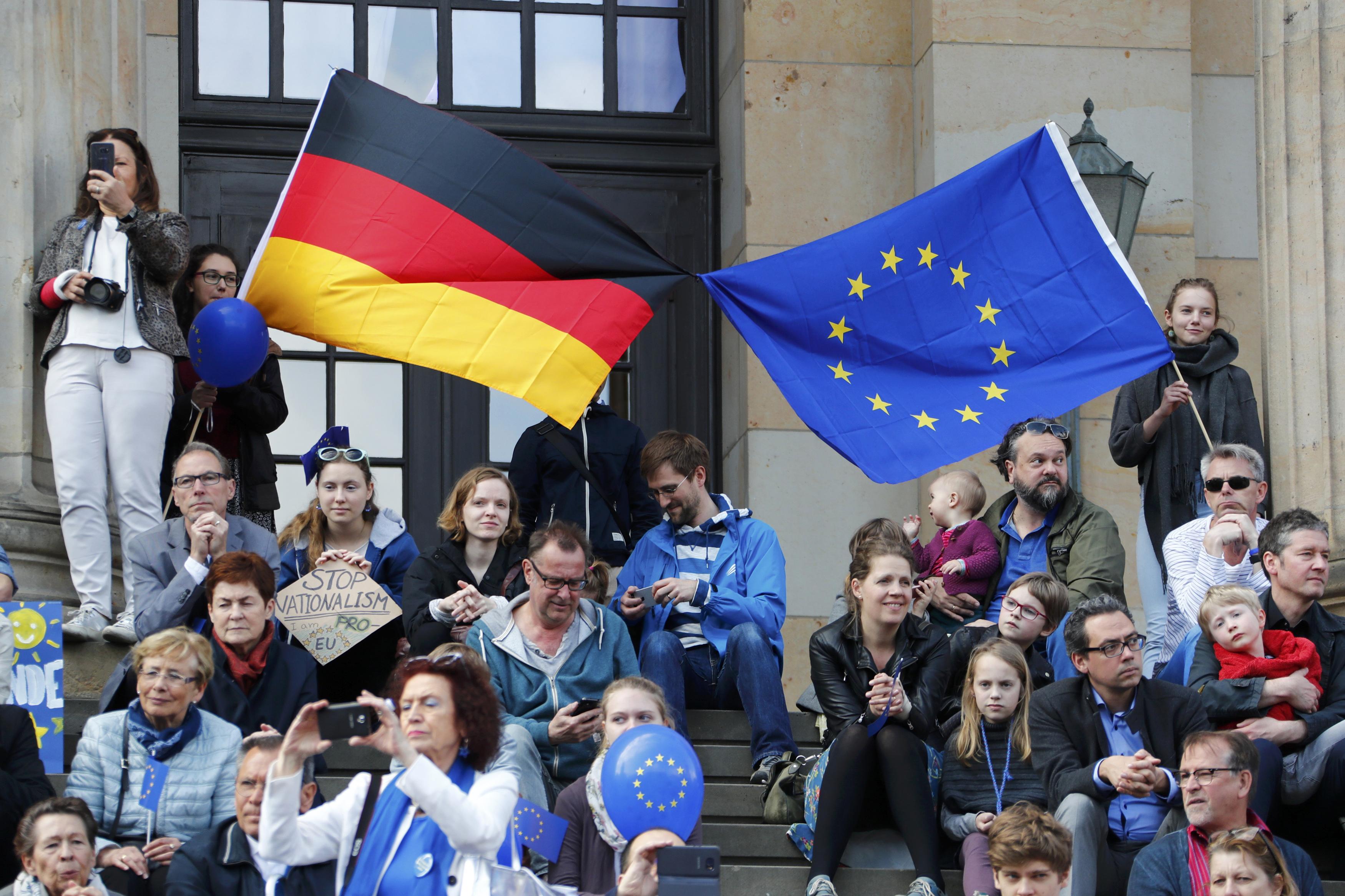 علم ألمانيا بجوار علم الاتحاد الأوروبى