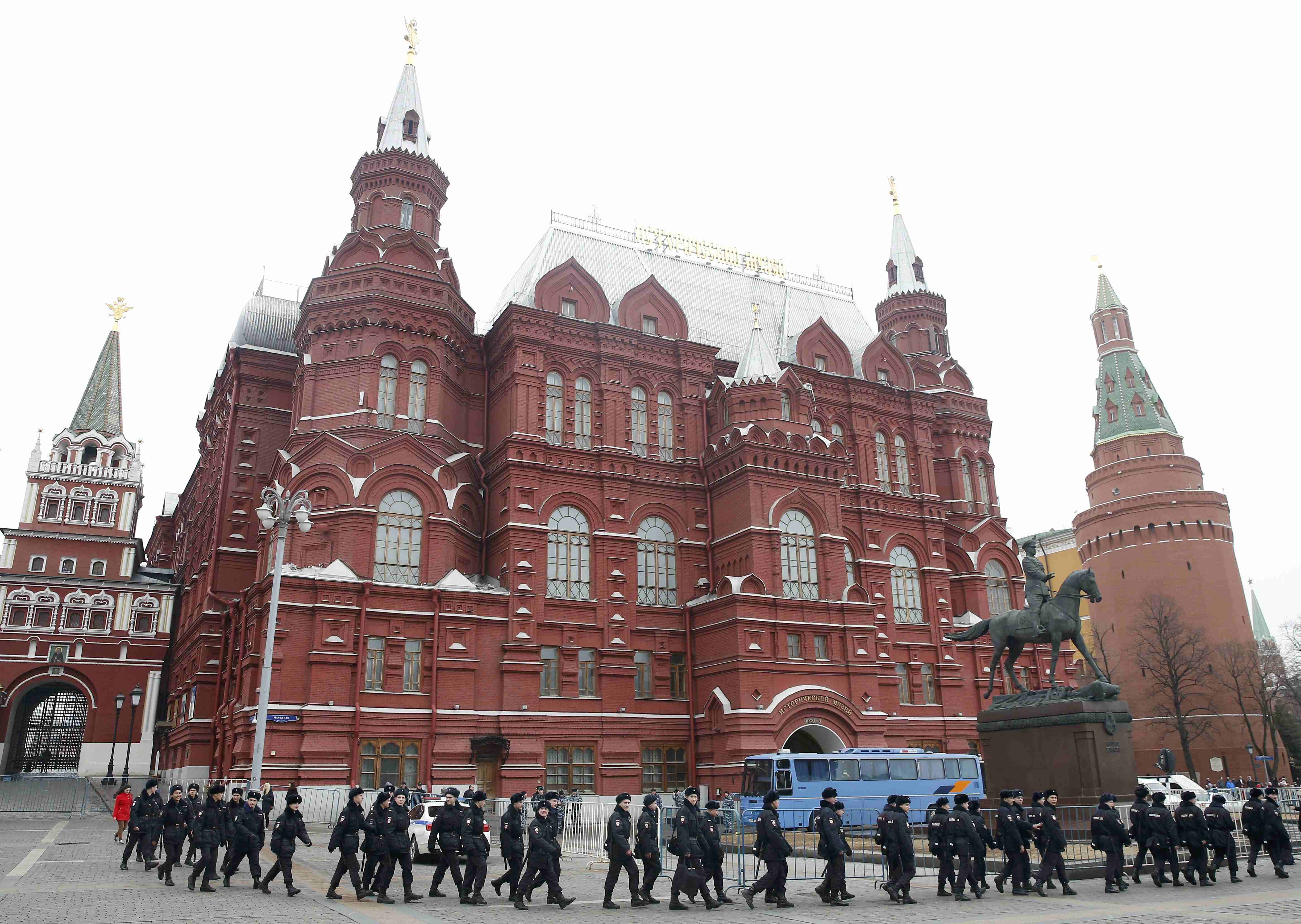 رجال الشرطة الروسية يتجمعون بالقرب من متحف الدولة التاريخى