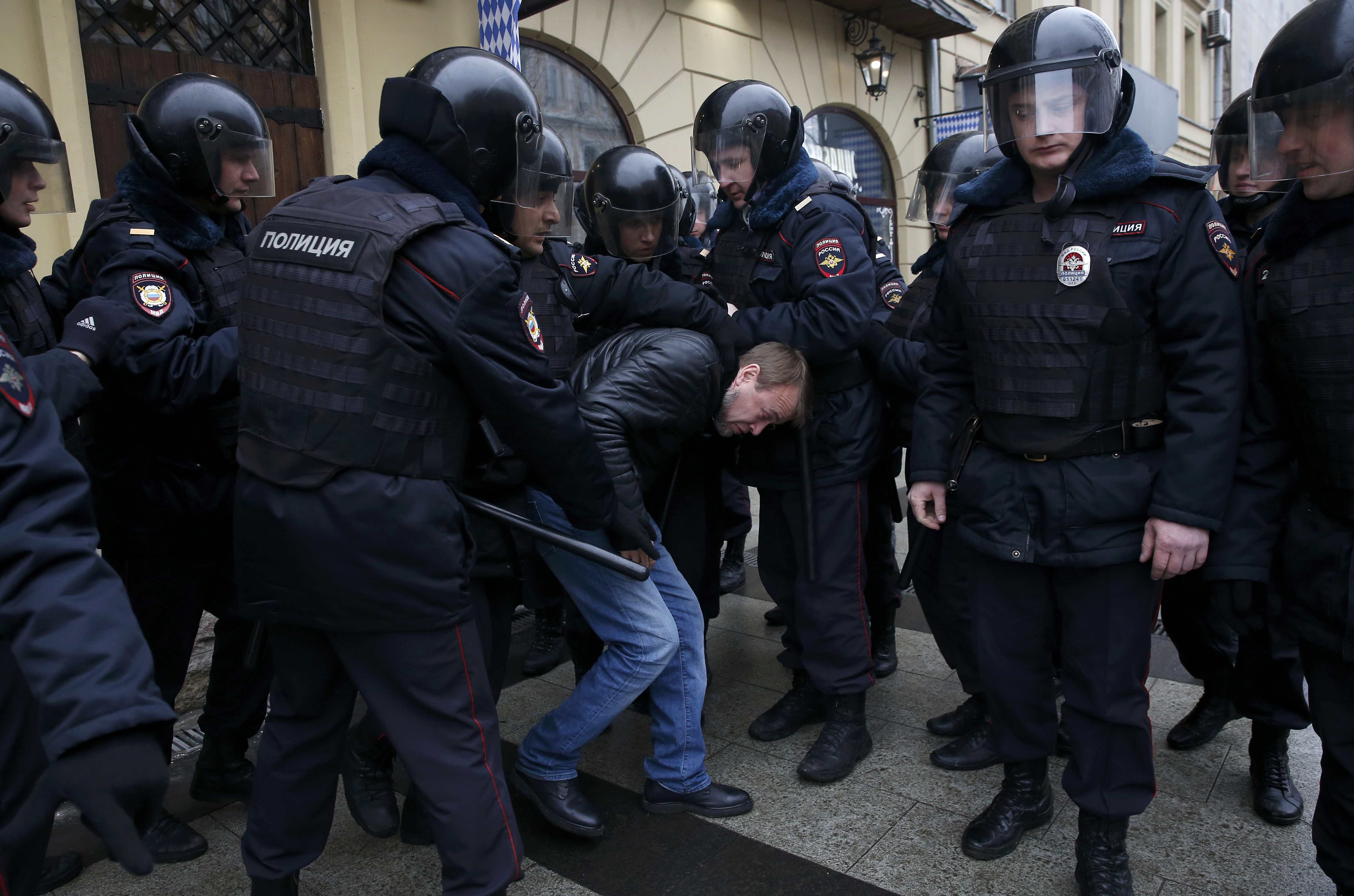 الشرطة الروسية تعتدى على مواطن معارض لبوتين