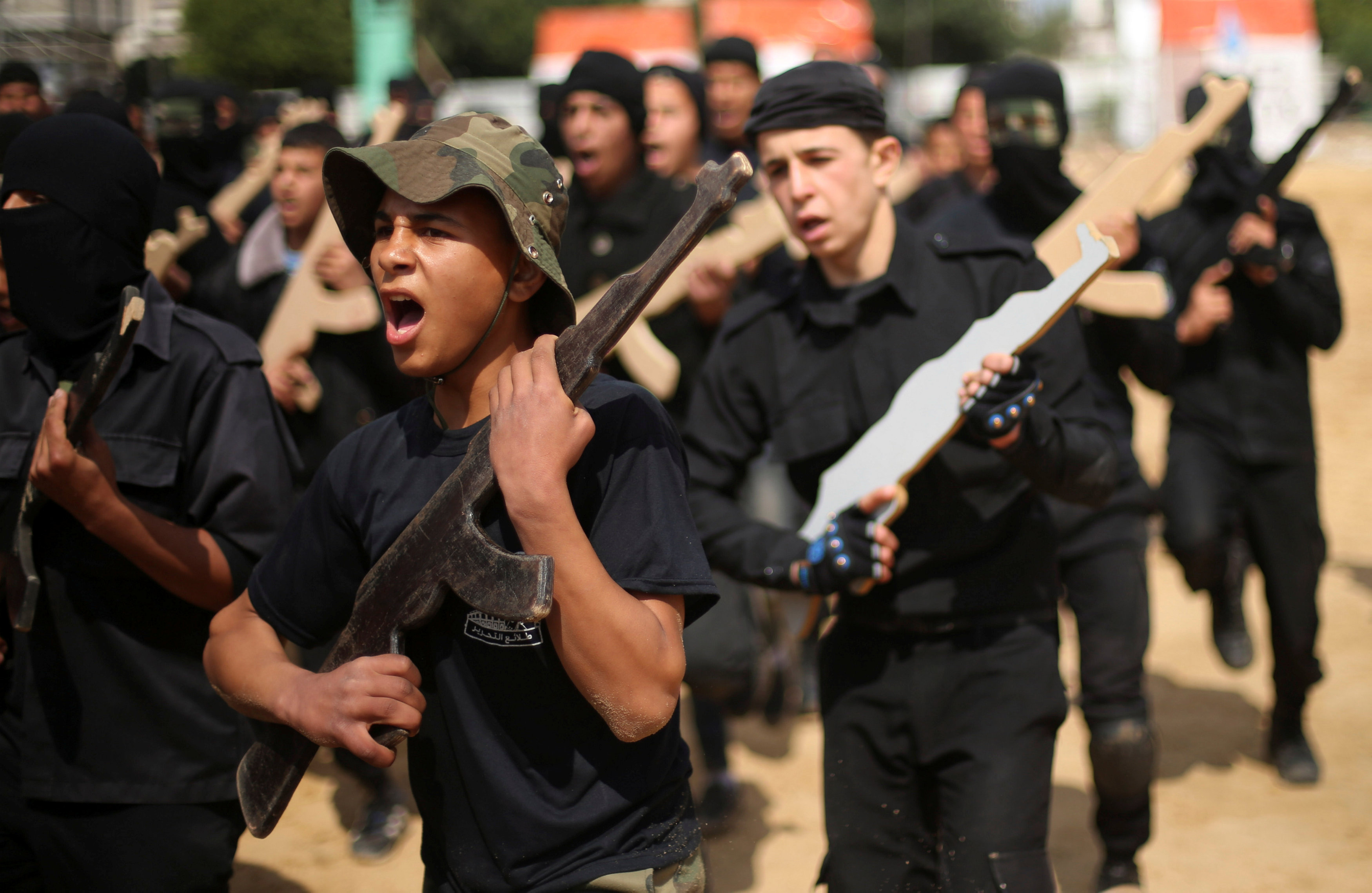 تدريبات عسكرية للأطفال بقيادة حركة حماس  - رويترز
