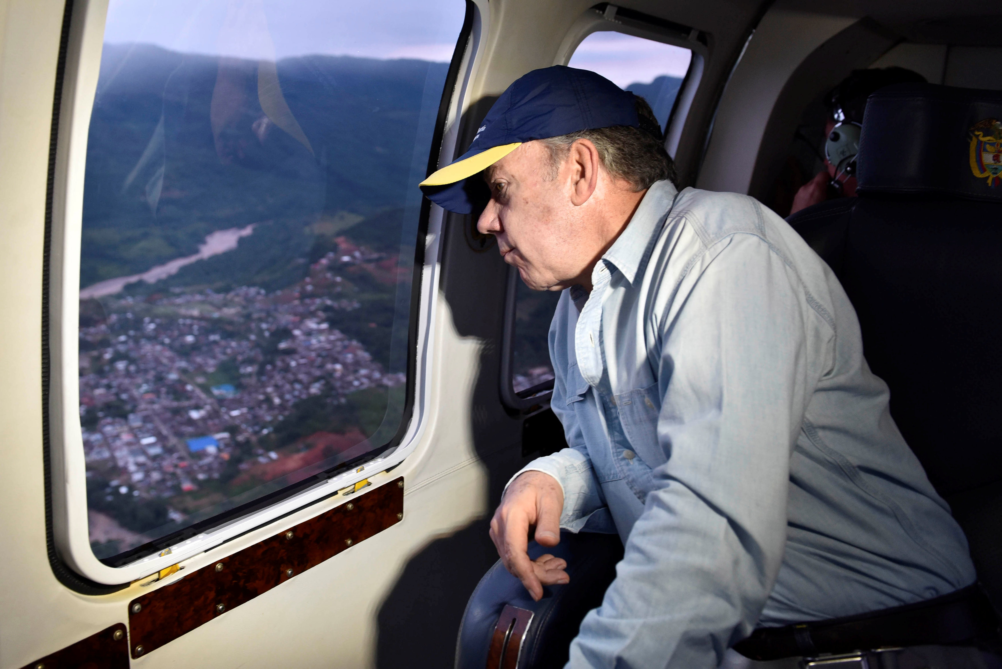 الرئيس الكولومبى يتابع حجم الاضرار من طائرته