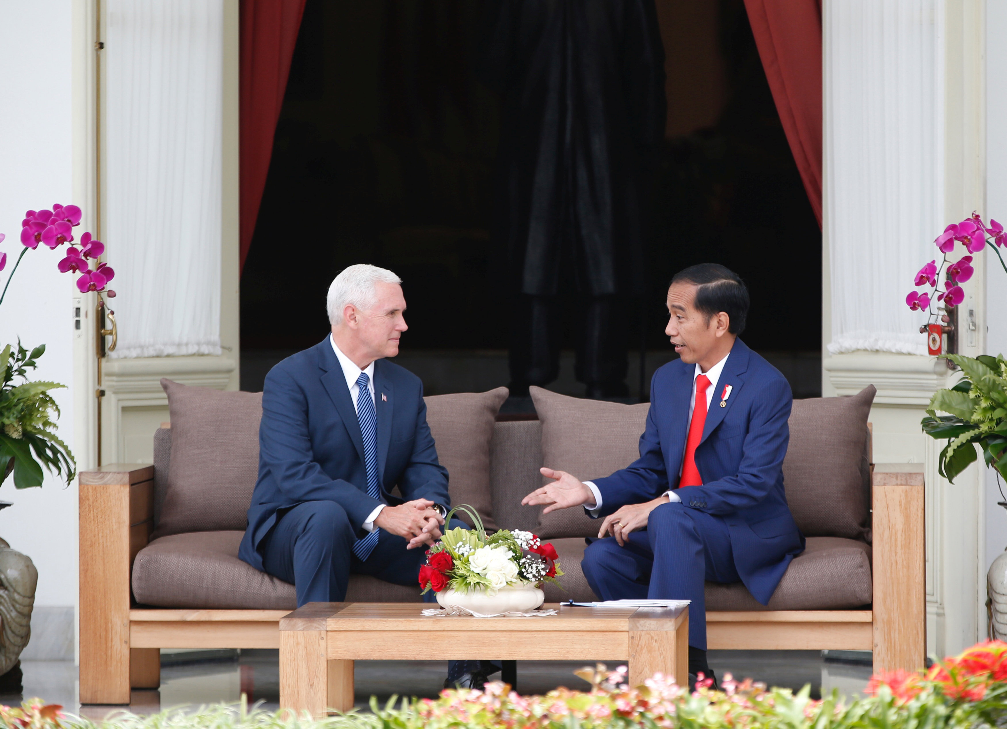نائب الرئيس الأمريكى يلتقى الرئيس الإندونيسى جوكو ويدودو