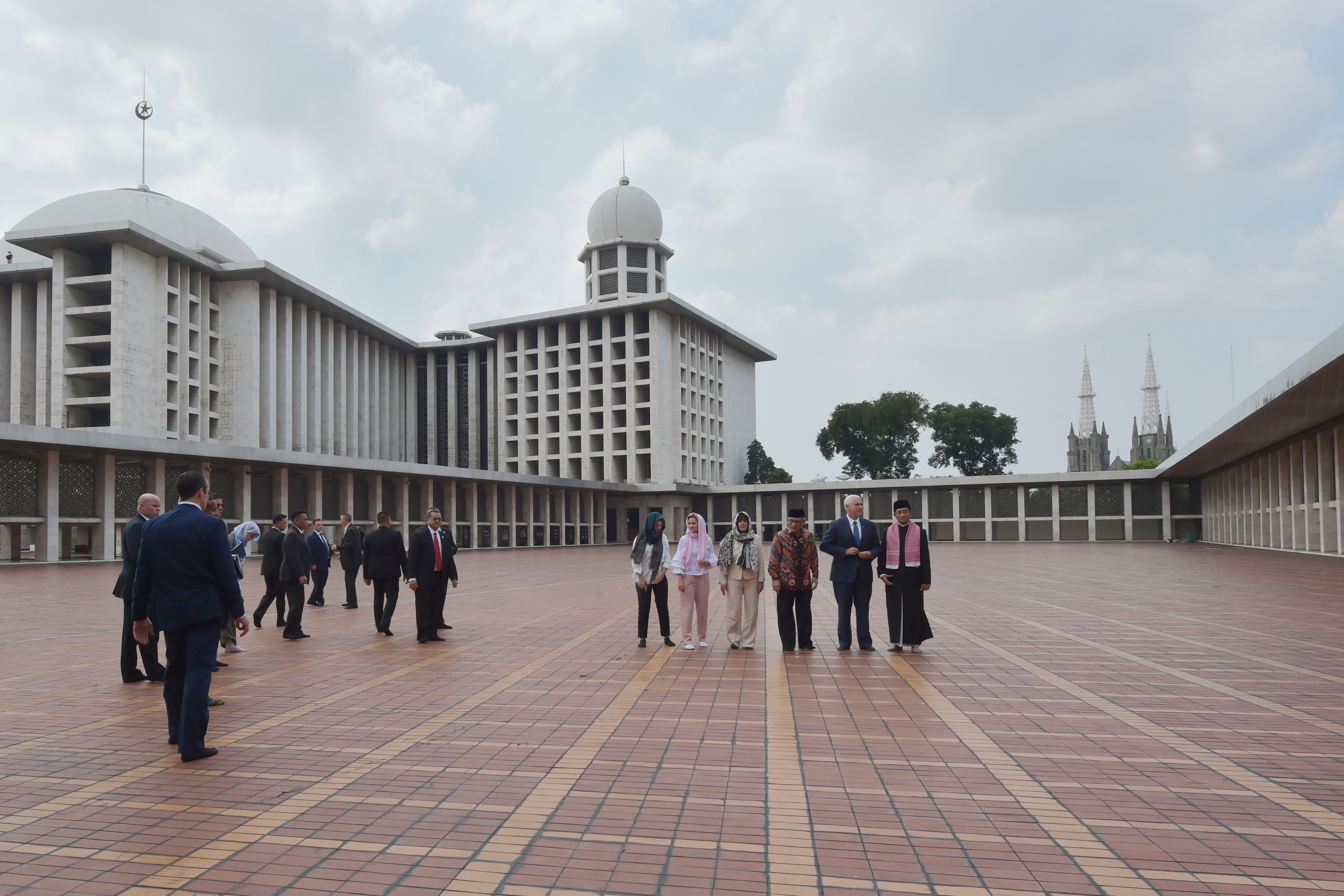 نائب الرئيس الأمريكى مايك بنس يزور مسجد الاستقلال فى إندونيسيا