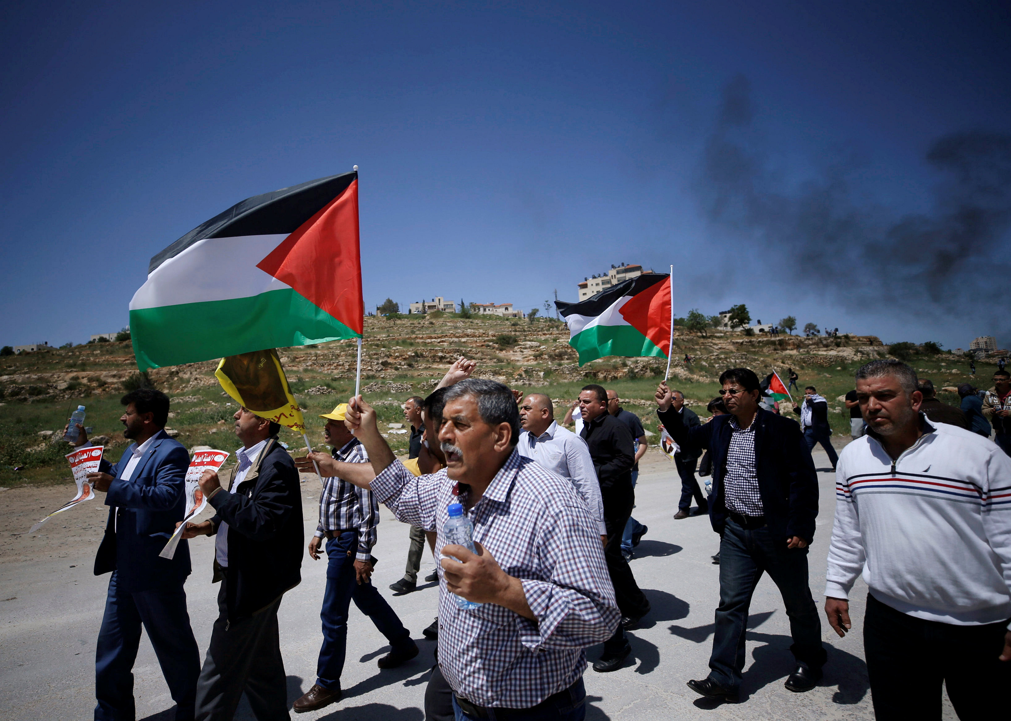 متظاهرون يحملون أعلام فلسطينية
