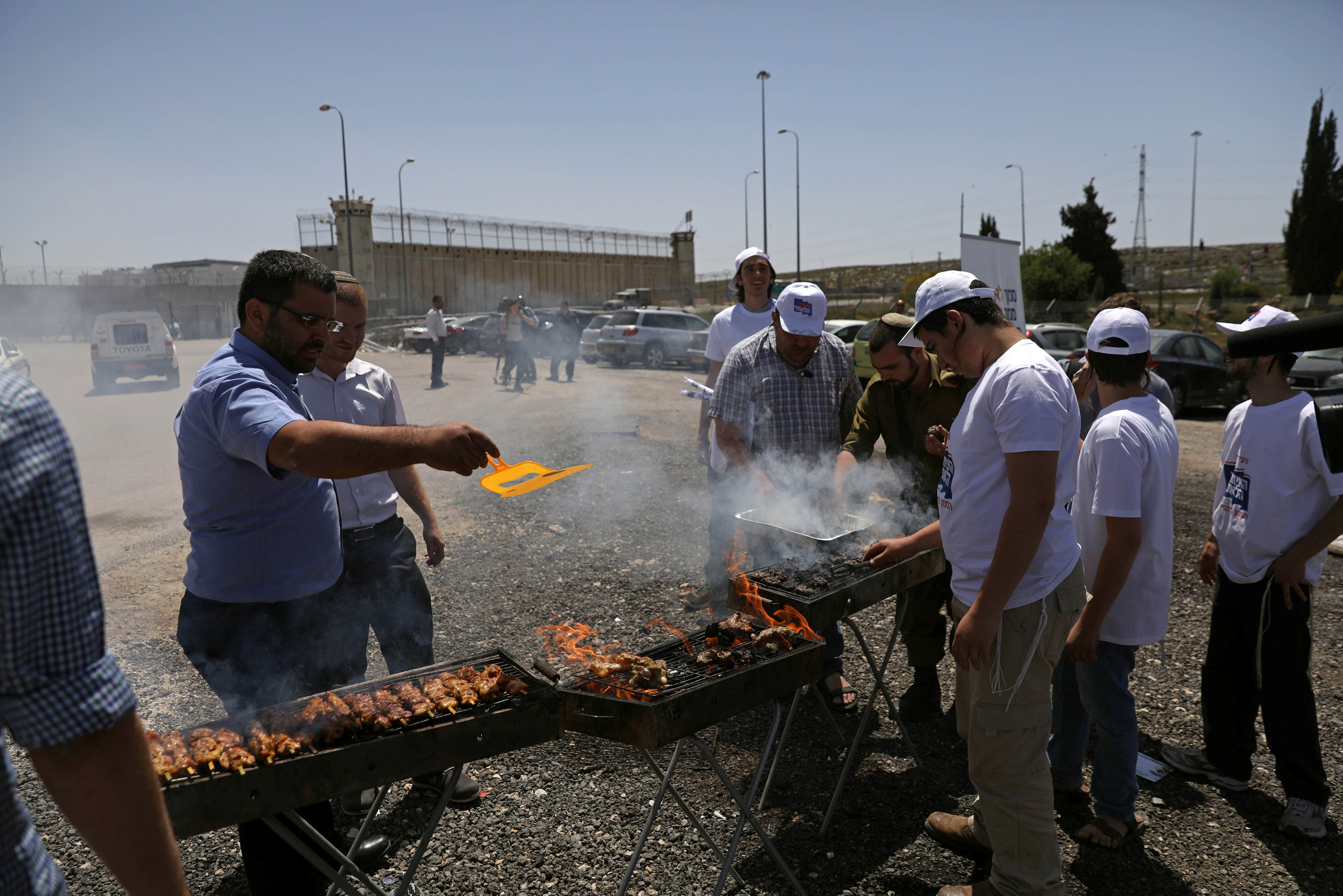 تجمع الفلسطينيين أمام سجن عوفر