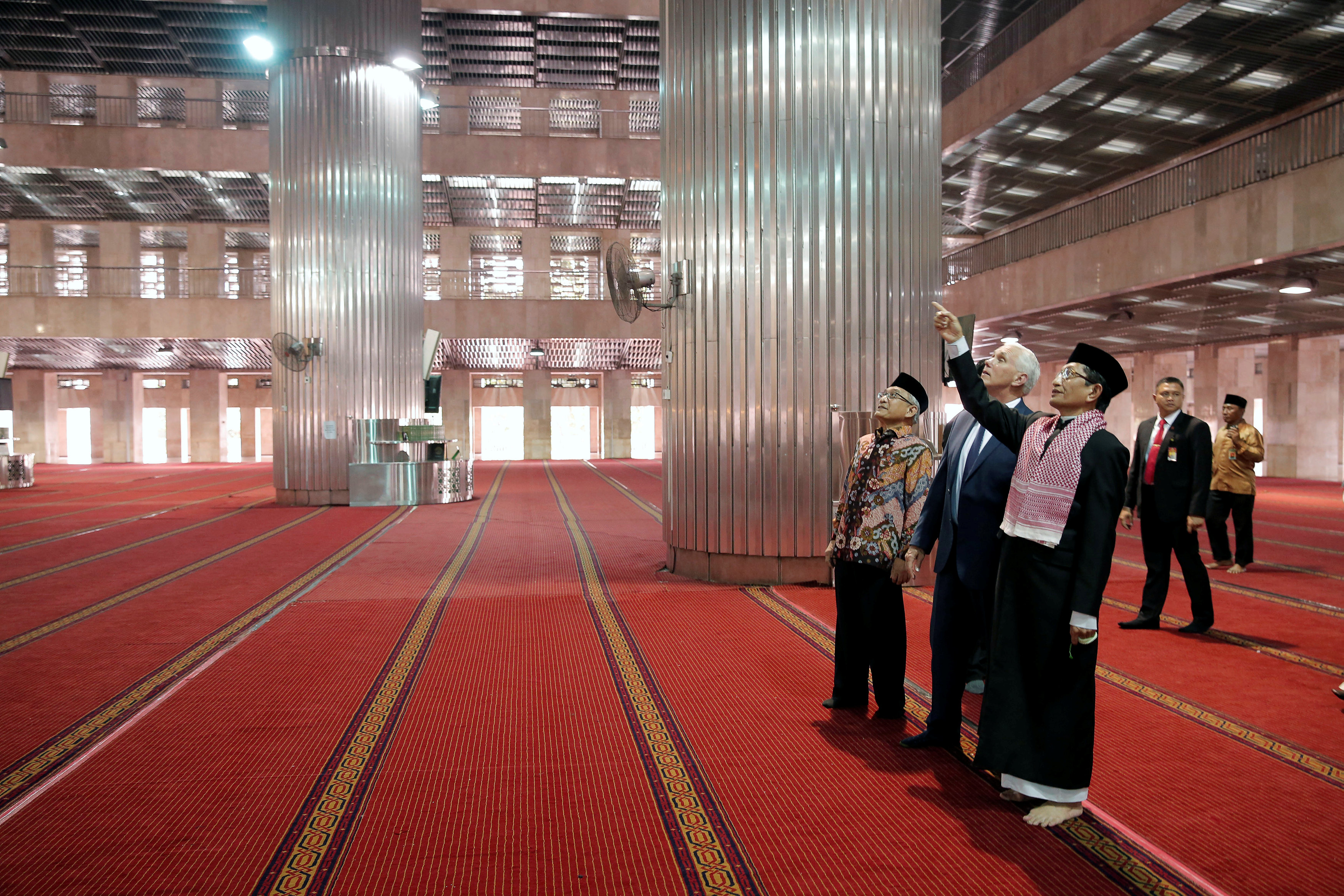 بنس داخل مسجد الاستقلال