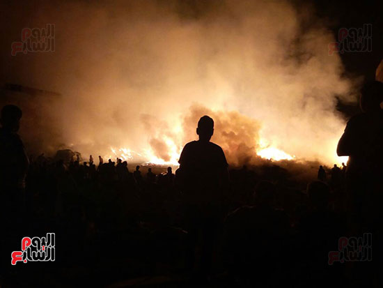 النيران المشتعلة بمصنع كتان بقرية شبراملس