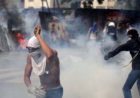 الشرطة تطلق الغاز المسيل للدموع تجاه المتظاهرين