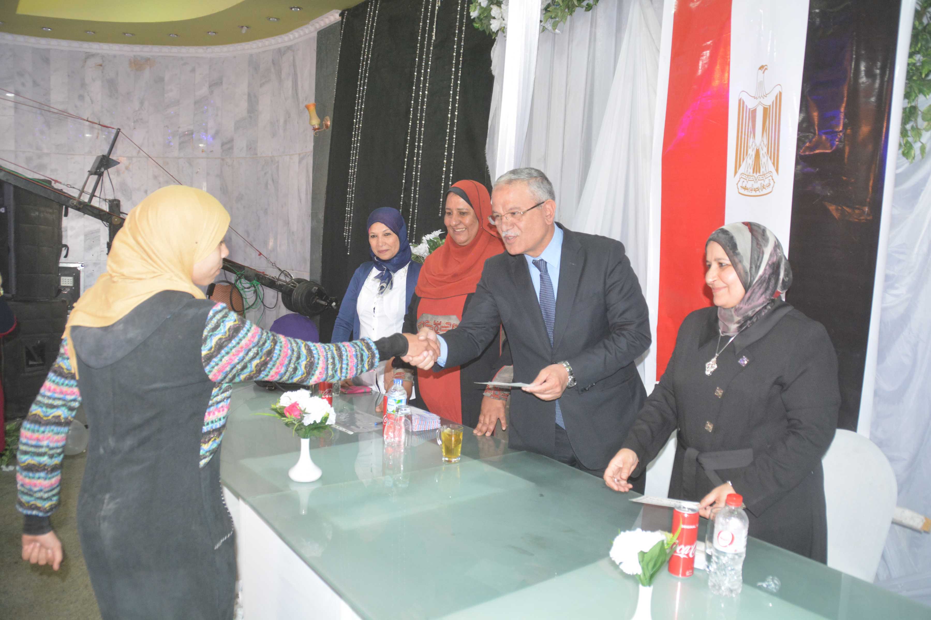 محافظ المنيا يشهد إحتفالية إحدى الجمعيات الخيرية بيوم اليتيم (6)
